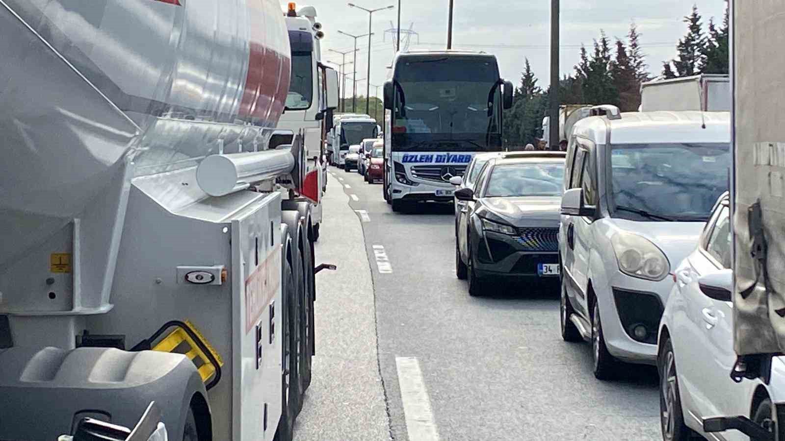 Kocaeli TEM’de 6 tır birbirine girdi: Ankara yönü trafiğe kapandı 6 kocaeli temde 6 tir birbirine girdi ankara yonu trafige kapandi 2 HNWPhdj8