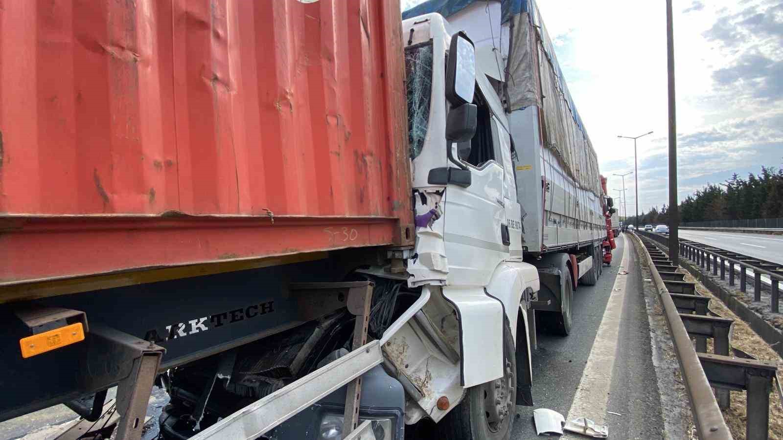 Kocaeli TEM’de 6 tır birbirine girdi: Ankara yönü trafiğe kapandı 7 kocaeli temde 6 tir birbirine girdi ankara yonu trafige kapandi 3 6eFNda5w