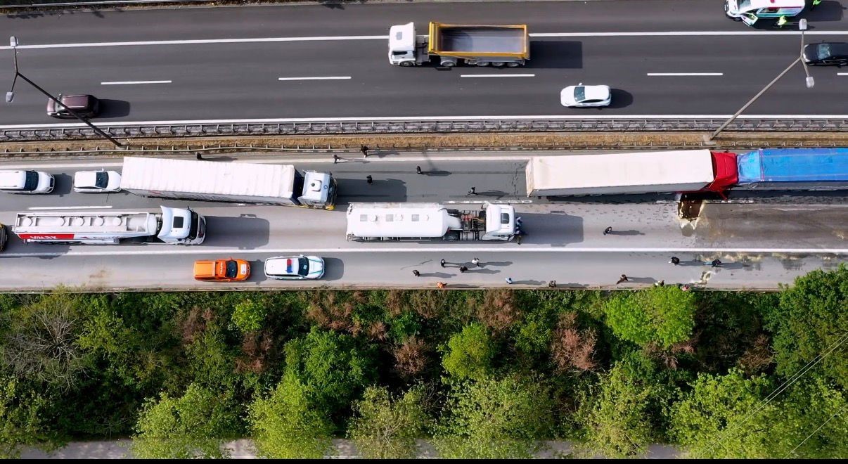 Kocaeli TEM’de 6 tır birbirine girdi: Ankara yönü trafiğe kapandı 8 kocaeli temde 6 tir birbirine girdi ankara yonu trafige kapandi 4 ALyWva3H