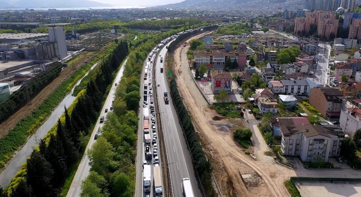 Kocaeli TEM’de 6 tır birbirine girdi: Ankara yönü trafiğe kapandı 9 kocaeli temde 6 tir birbirine girdi ankara yonu trafige kapandi 5 QXverZVS