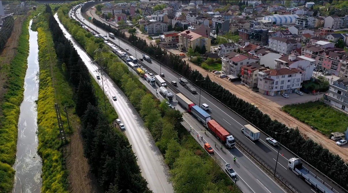 Kocaeli TEM’de 6 tır birbirine girdi: Ankara yönü trafiğe kapandı 10 kocaeli temde 6 tir birbirine girdi ankara yonu trafige kapandi 6 smkQscFz