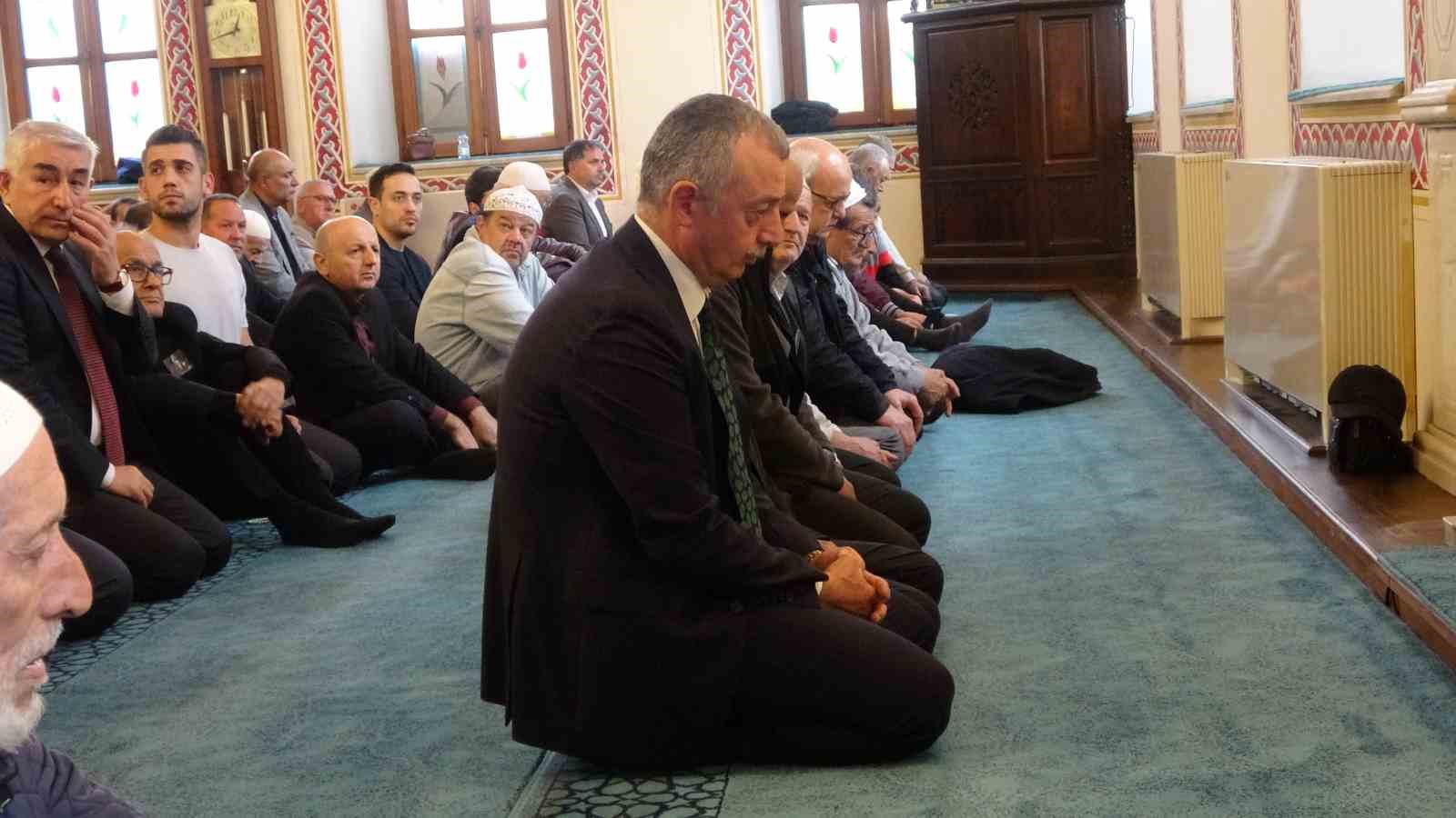 Kocaeli Valisi Aktaş, Atatürk’ün ölümünün 87. yılı için okutulan mevlide katıldı 4 kocaeli valisi aktas ataturkun olumunun 87 yili icin okutulan mevlide katildi 0 Am3svgJI
