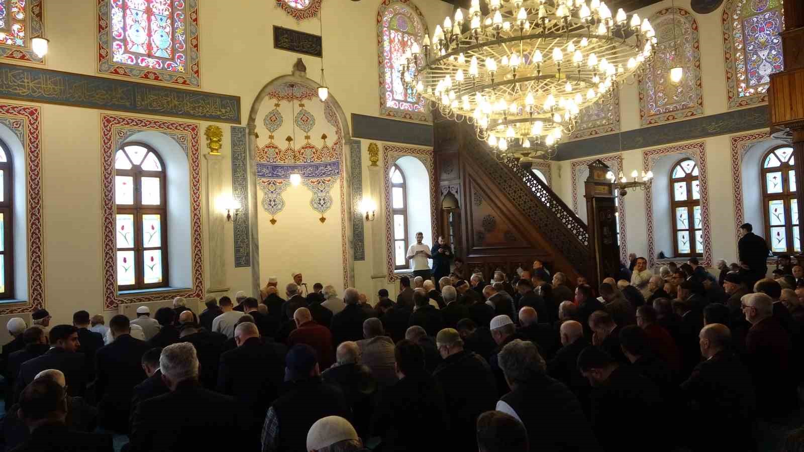 Kocaeli Valisi Aktaş, Atatürk’ün ölümünün 87. yılı için okutulan mevlide katıldı 6 kocaeli valisi aktas ataturkun olumunun 87 yili icin okutulan mevlide katildi 2 WtX7MXKe