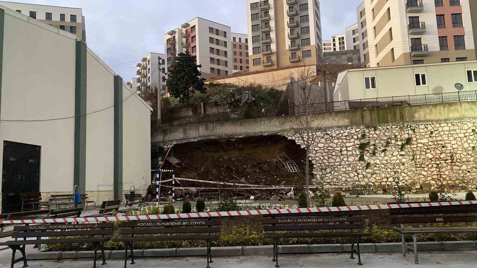 kocaelide 10 metrelik istinat duvari okul bahcesine devrildi 0 rdDrn61O