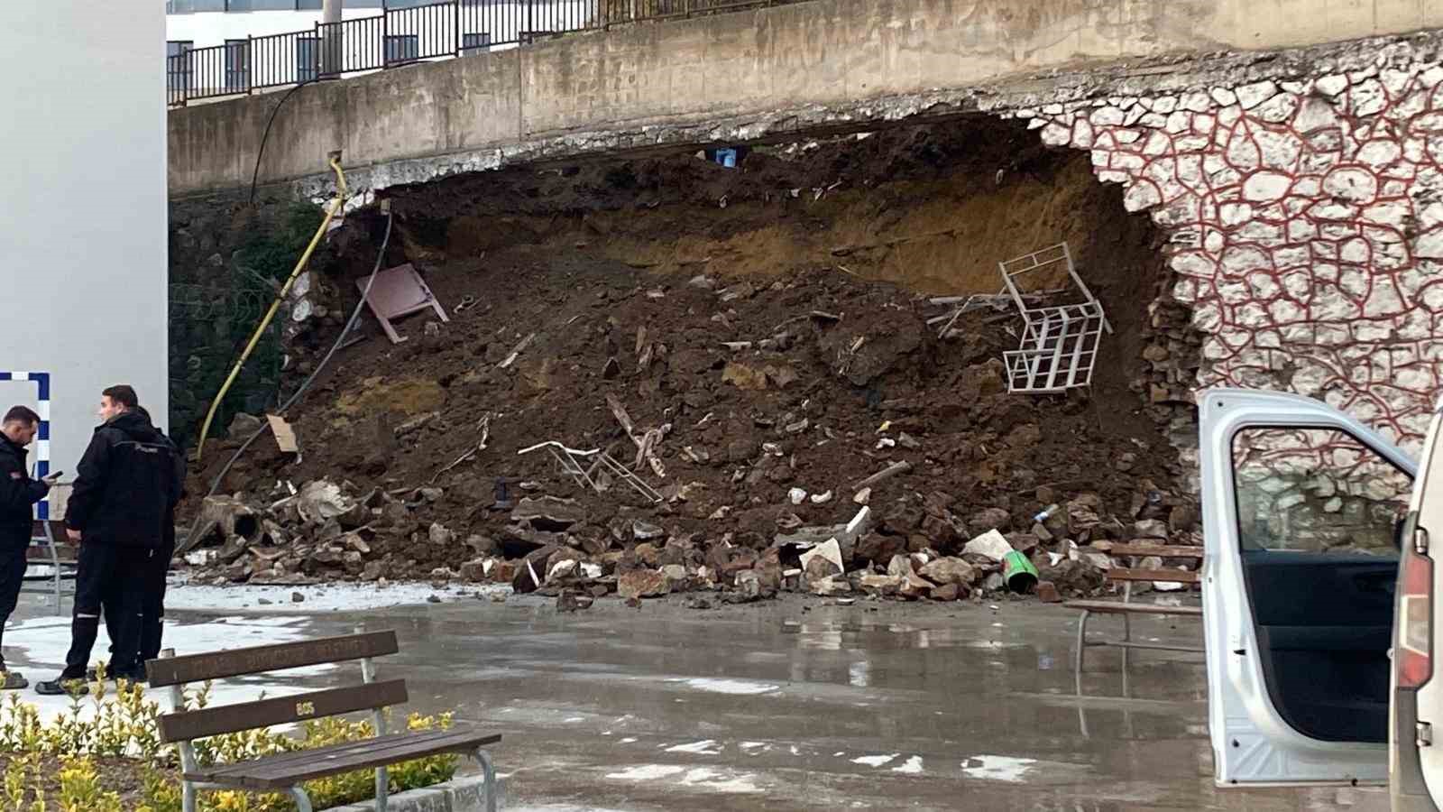 kocaelide 10 metrelik istinat duvari okul bahcesine devrildi 3 UQpa2Jy5