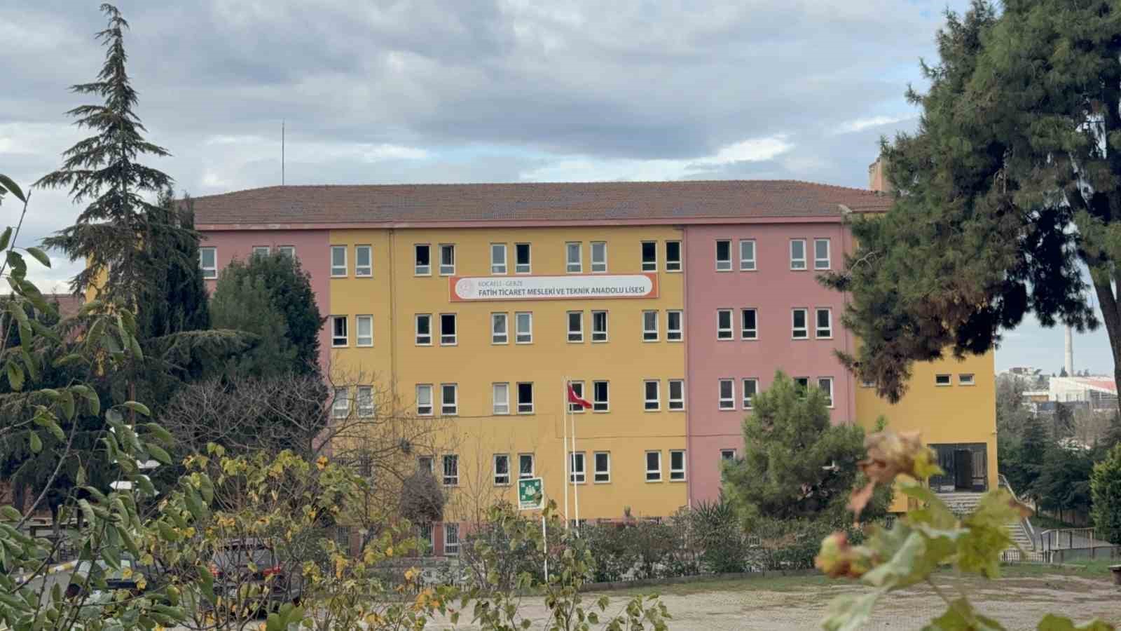 kocaelide 15 ogrenci zehirlenme suphesiyle hastaneye kaldirildi 0