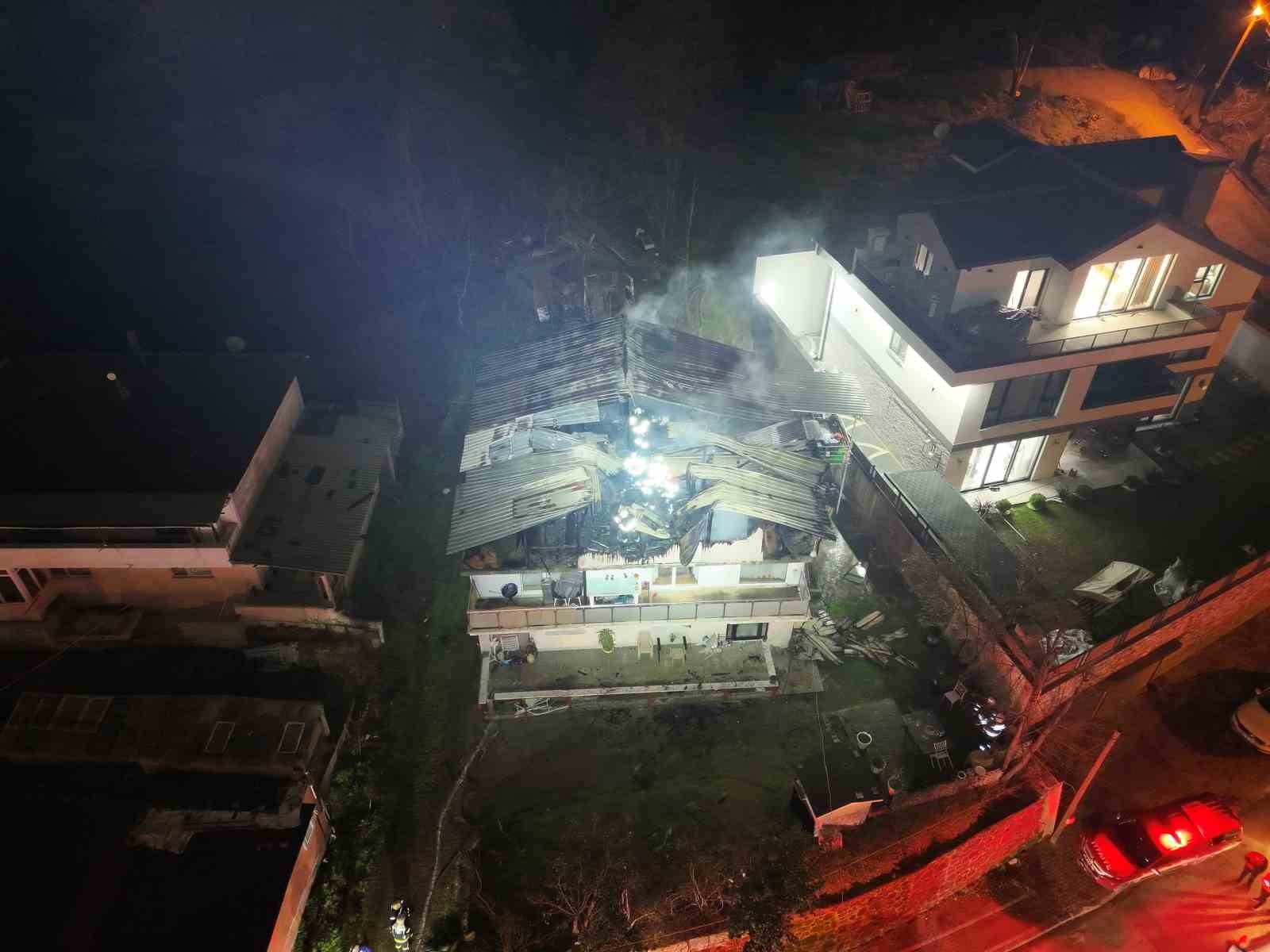 kocaelide 2 katli evin catisi alevlere teslim oldu 2 AtYQAh6a