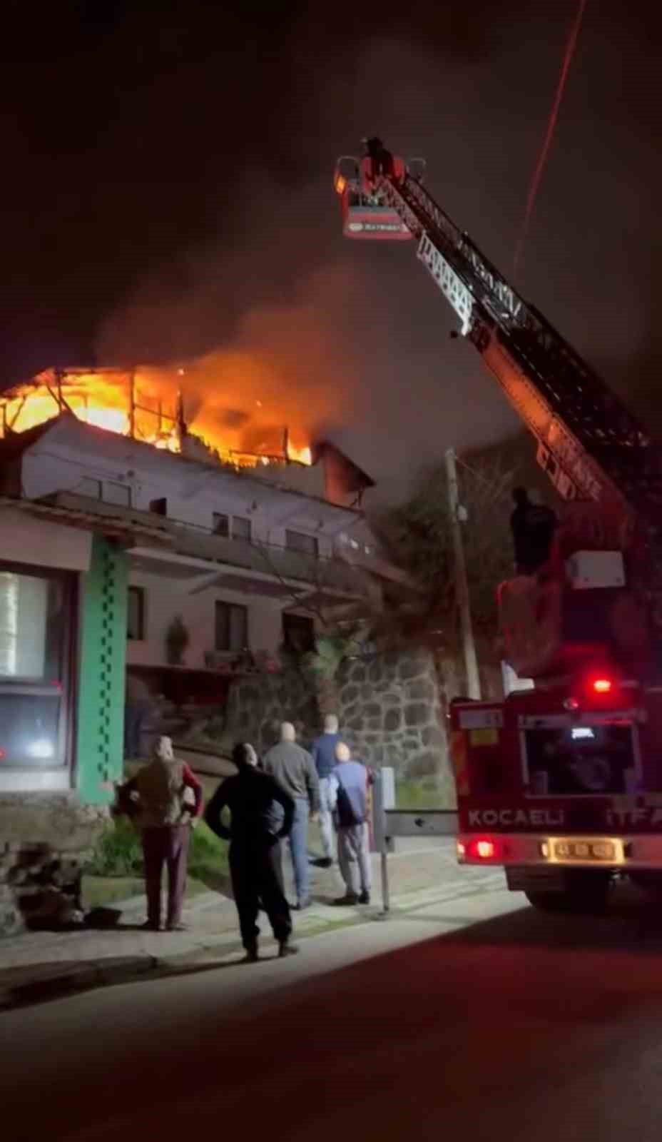 kocaelide 2 katli evin catisi alevlere teslim oldu 5 Xp4HyZp8