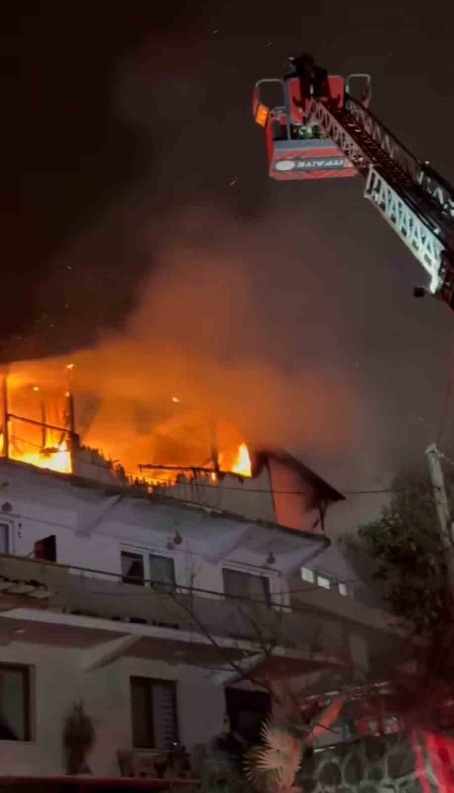 kocaelide 2 katli evin catisi alevlere teslim oldu 6 fZvjYOYC