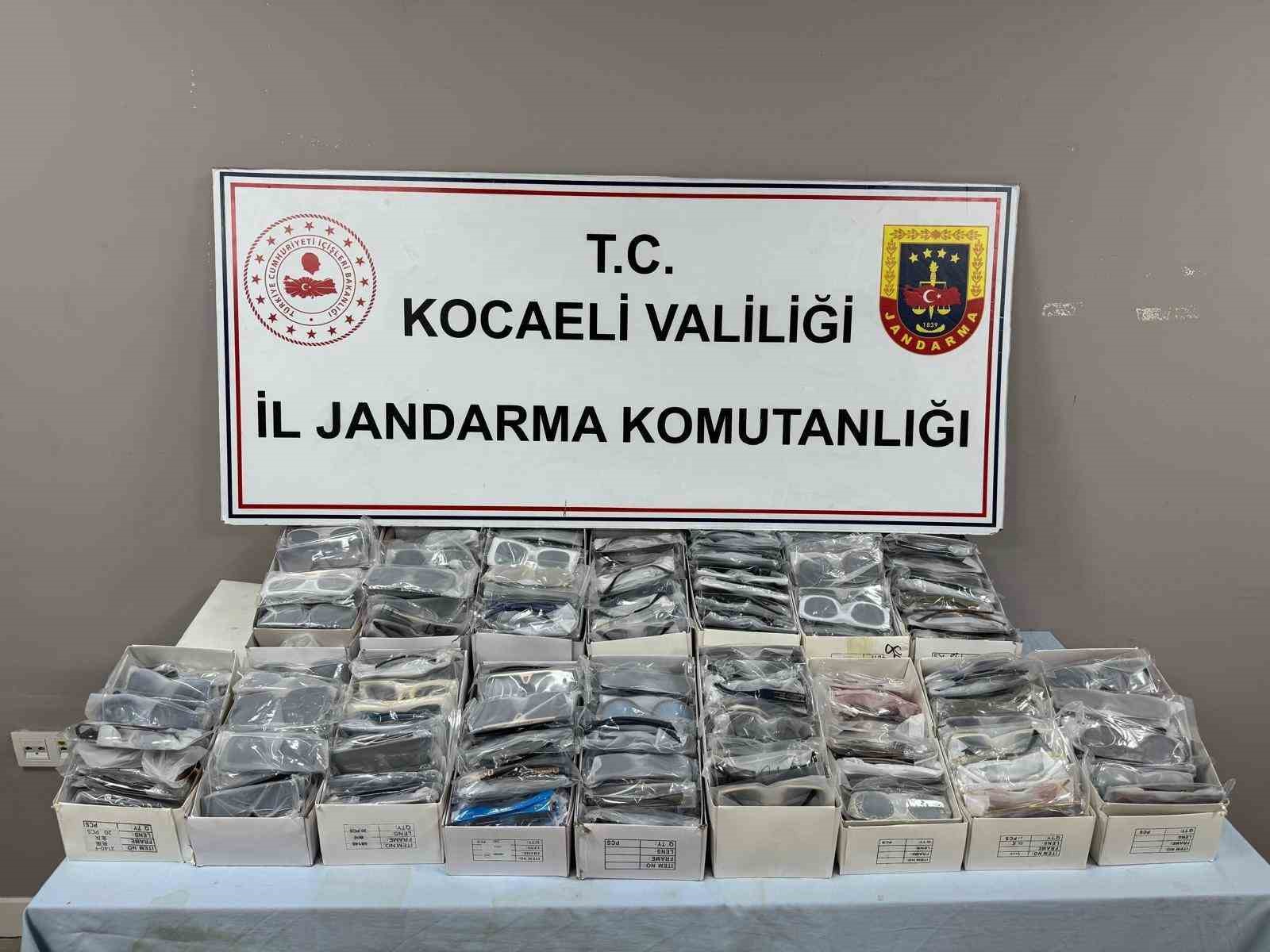 kocaelide 26 milyon tllik kacak gozluk ve tutun operasyonu 0 lINrZnv8