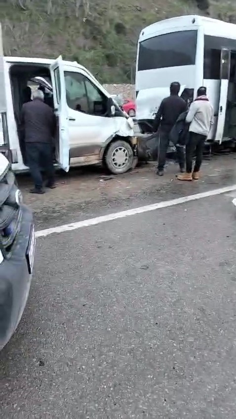 kocaelide 3 aracli zincirleme kaza 7 yarali 2 ZVb6kMEY