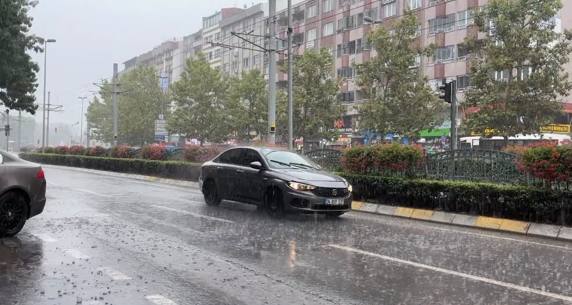 Kocaeli’de aniden bastıran sağanak hayatı olumsuz etkiledi 5 kocaelide aniden bastiran saganak hayati olumsuz etkiledi 1 KRUFEmXB