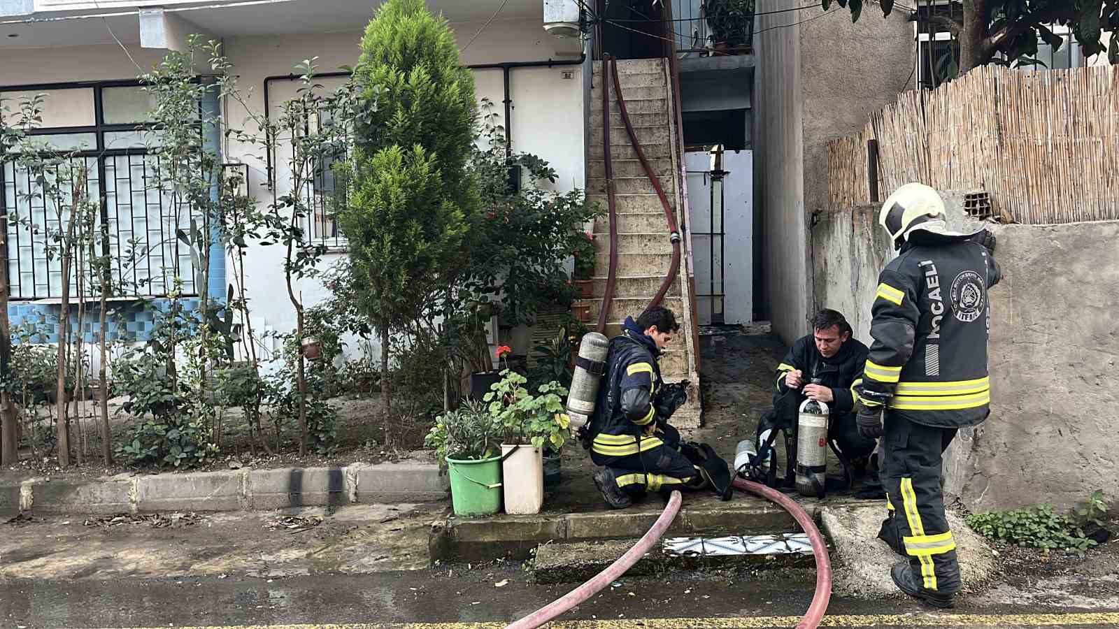 Kocaeli’de bina çatısında yangın: Baba ve oğlu dumandan etkilendi 6 kocaelide bina catisinda yangin baba ve oglu dumandan etkilendi 2 ITRFeMFV