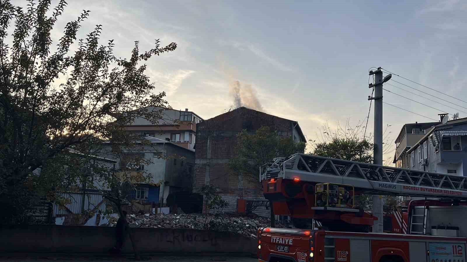 Kocaeli’de bina çatısında yangın: Baba ve oğlu dumandan etkilendi 7 kocaelide bina catisinda yangin baba ve oglu dumandan etkilendi 3 sBs1ICvw