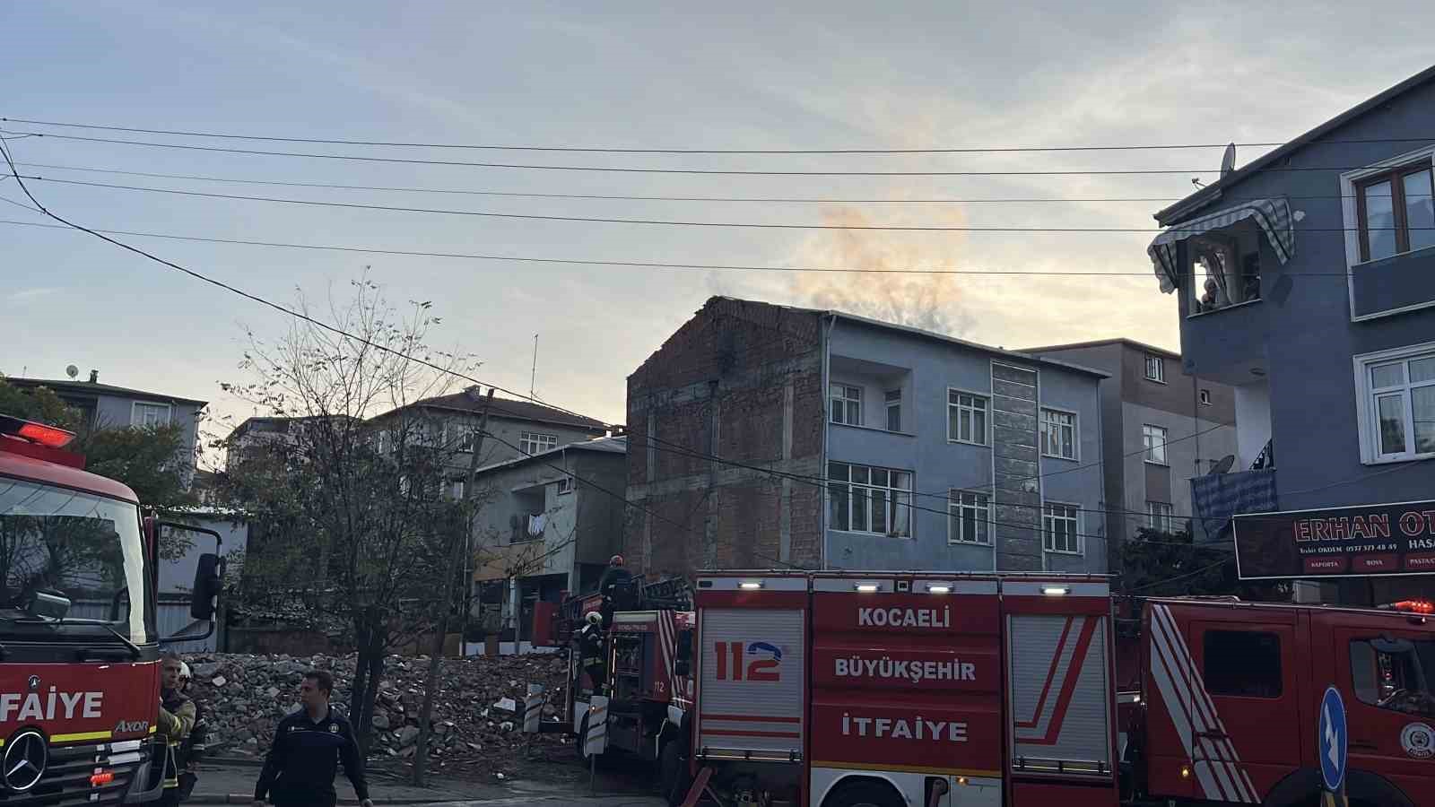 Kocaeli’de bina çatısında yangın: Baba ve oğlu dumandan etkilendi 8 kocaelide bina catisinda yangin baba ve oglu dumandan etkilendi 4 O2c8gJMO