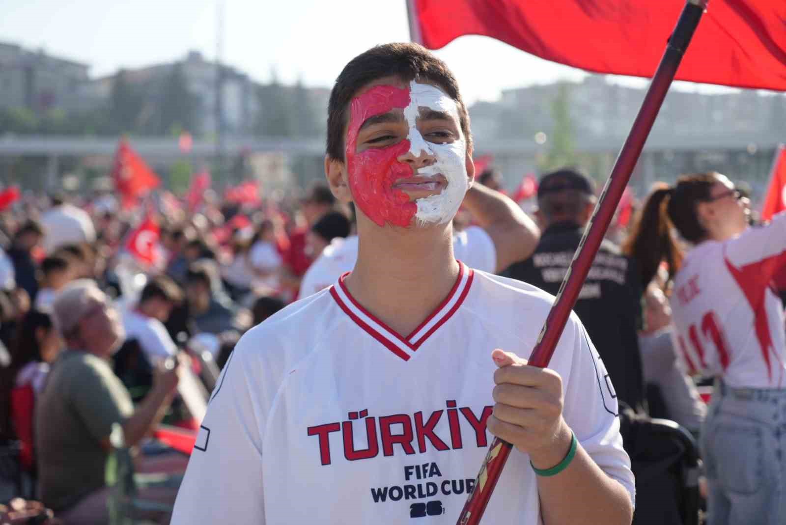 Kocaeli’de binlerce kişi milli maçı dev ekranda izledi 6 kocaelide binlerce kisi milli maci dev ekranda izledi 2