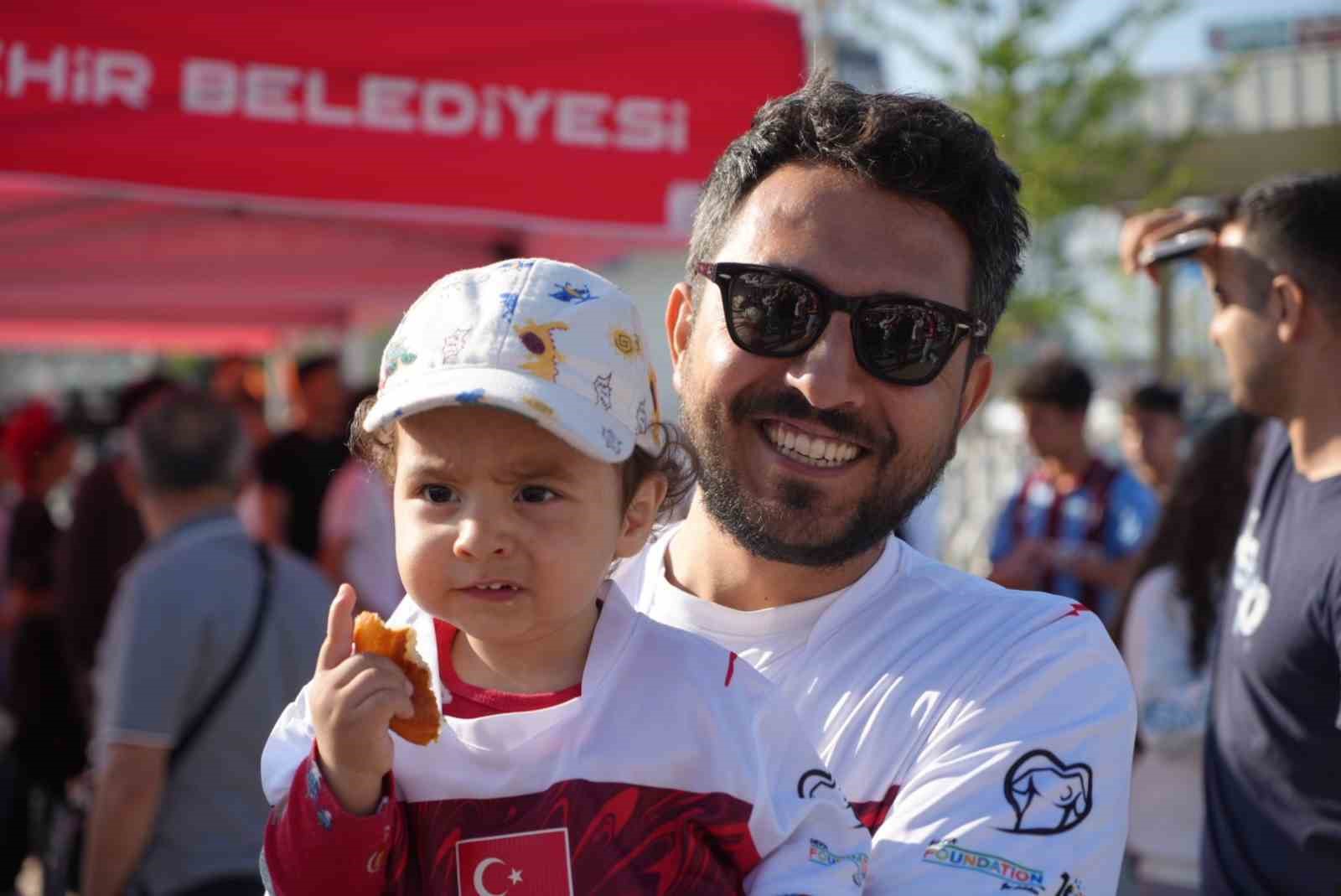 Kocaeli’de binlerce kişi milli maçı dev ekranda izledi 7 kocaelide binlerce kisi milli maci dev ekranda izledi 3 ktXMy4MX