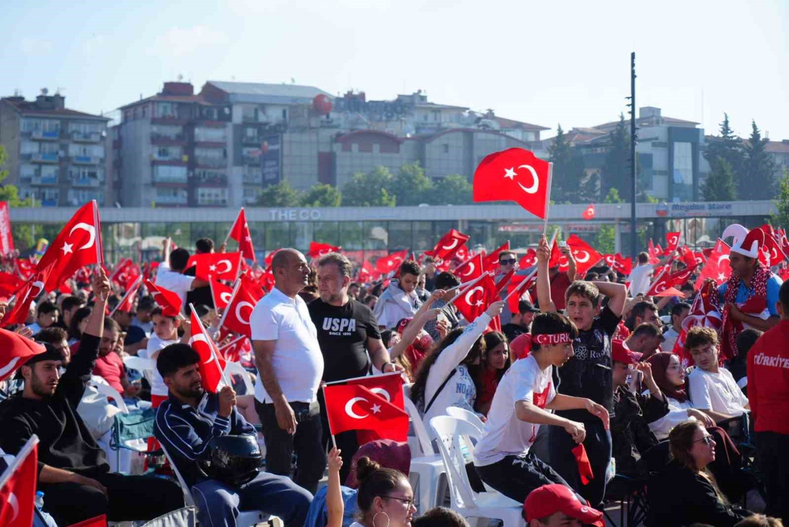 Kocaeli’de binlerce kişi milli maçı dev ekranda izledi 8 kocaelide binlerce kisi milli maci dev ekranda izledi 4 C1CjhqZB