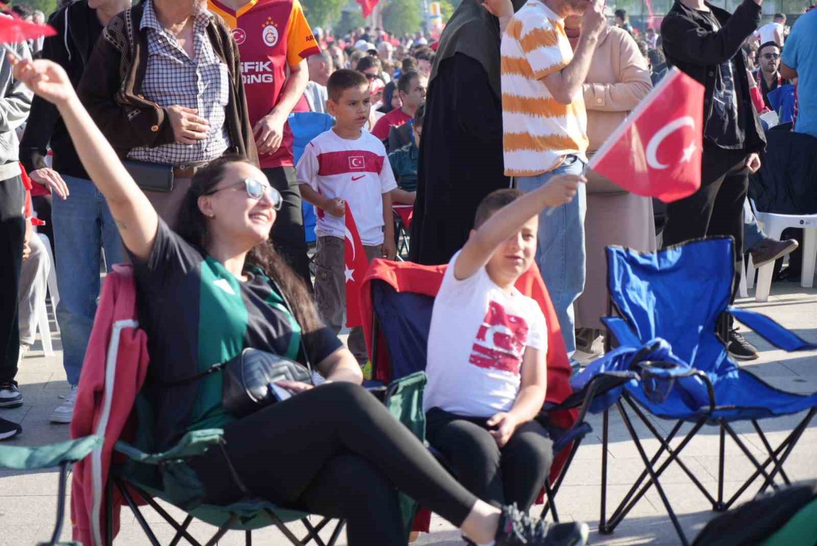 Kocaeli’de binlerce kişi milli maçı dev ekranda izledi 9 kocaelide binlerce kisi milli maci dev ekranda izledi 5 TnANL6SY