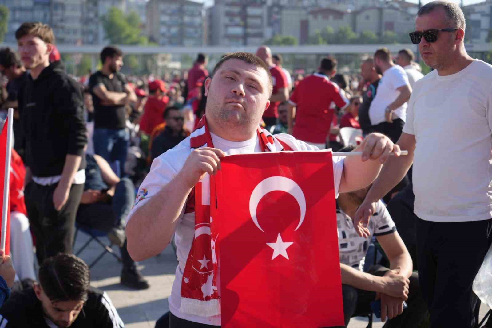 Kocaeli’de binlerce kişi milli maçı dev ekranda izledi 10 kocaelide binlerce kisi milli maci dev ekranda izledi 6