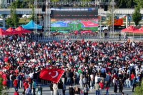 Eskişehirliler 24 yıl sonra millilerin Dünya Kupası coşkusunu sabahın erken saatlerinde yaşadı 3 thumbnail