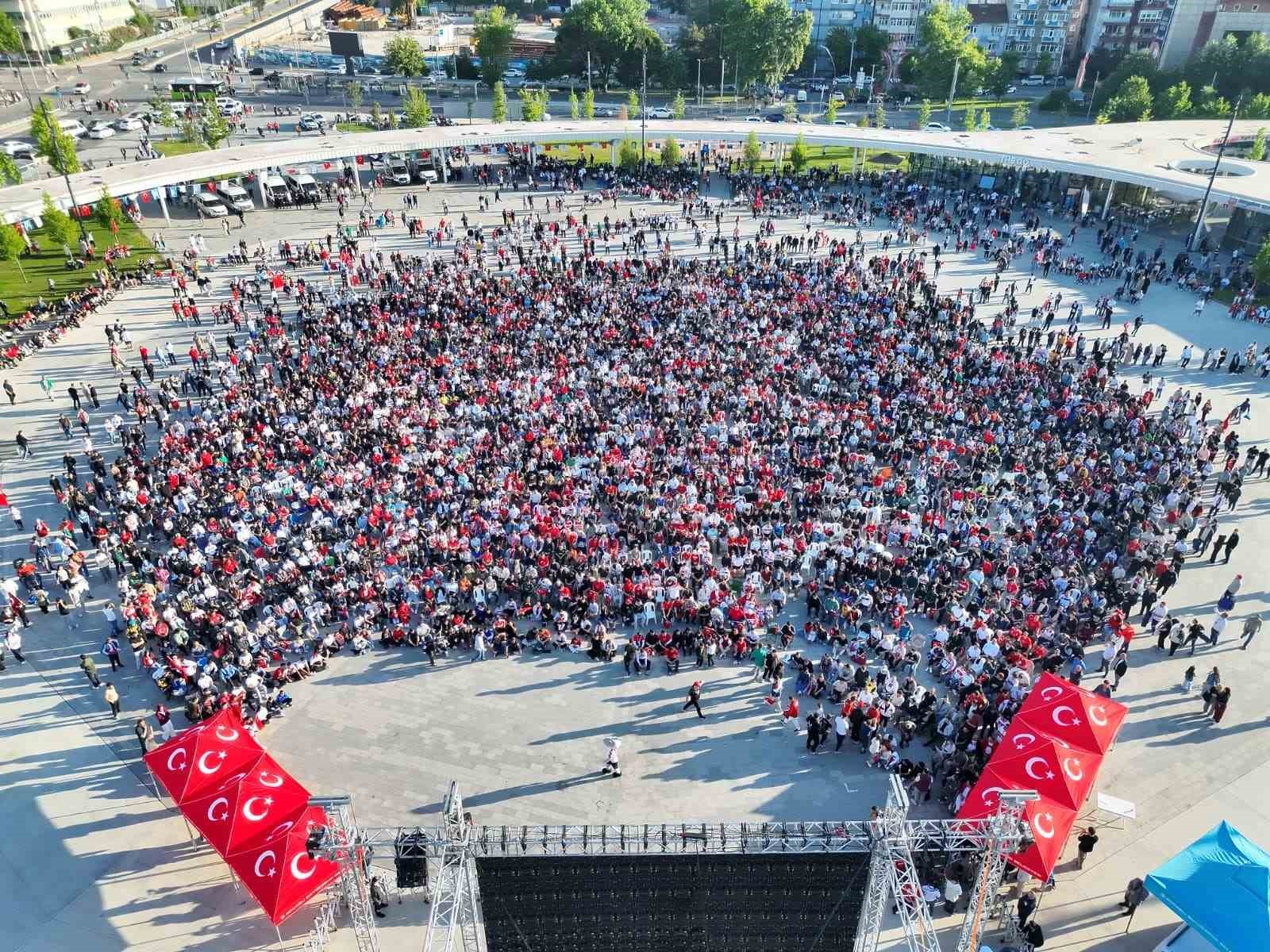 Kocaeli’de binlerce kişi milli maçı dev ekranda izledi 12 kocaelide binlerce kisi milli maci dev ekranda izledi 8