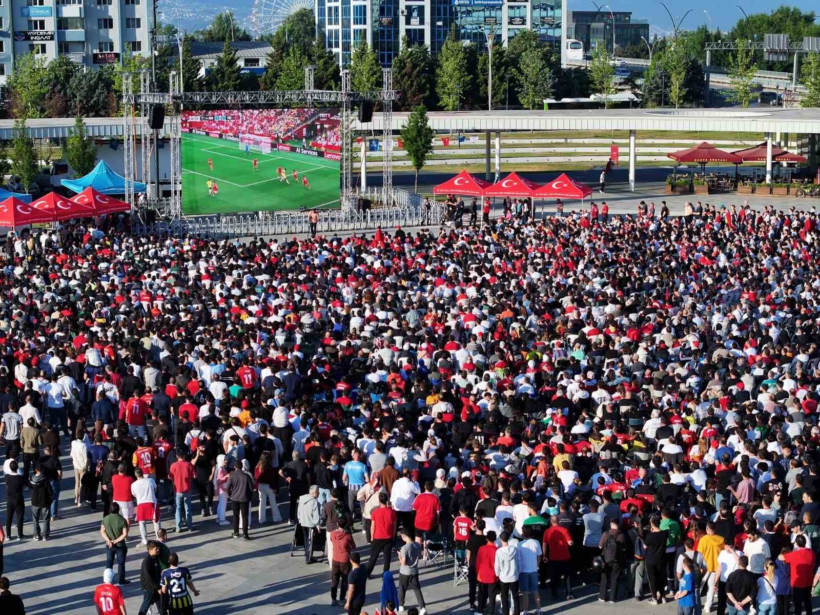 Kocaeli’de binlerce kişi milli maçı dev ekranda izledi 13 kocaelide binlerce kisi milli maci dev ekranda izledi 9 yQhlubry