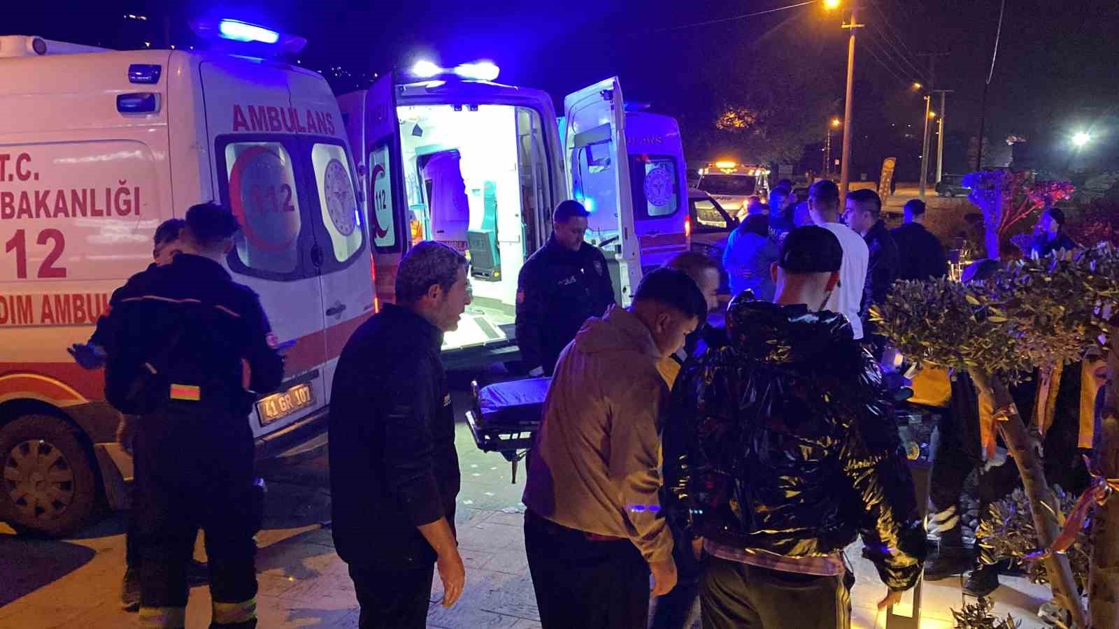 Kocaeli’de bisikletliye çarpmamak için manevra yapan otomobil direğe çarptı: 5 yaralı 4 kocaelide bisikletliye carpmamak icin manevra yapan otomobil direge carpti 5 yarali 0 p23K42Lv