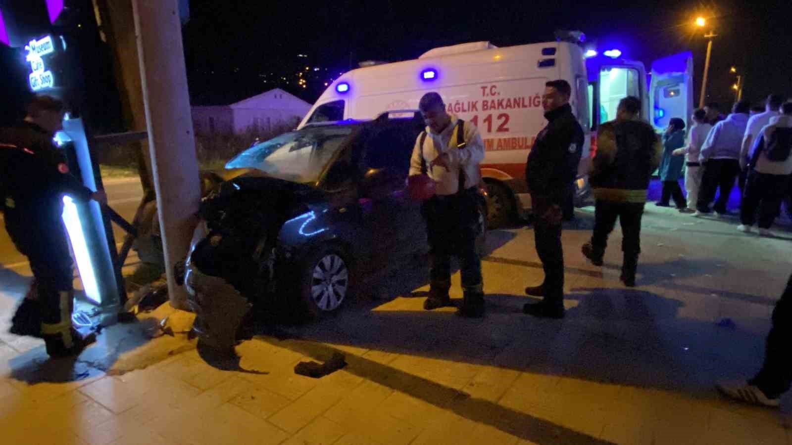 Kocaeli’de bisikletliye çarpmamak için manevra yapan otomobil direğe çarptı: 5 yaralı 5 kocaelide bisikletliye carpmamak icin manevra yapan otomobil direge carpti 5 yarali 1 fOrJNhly