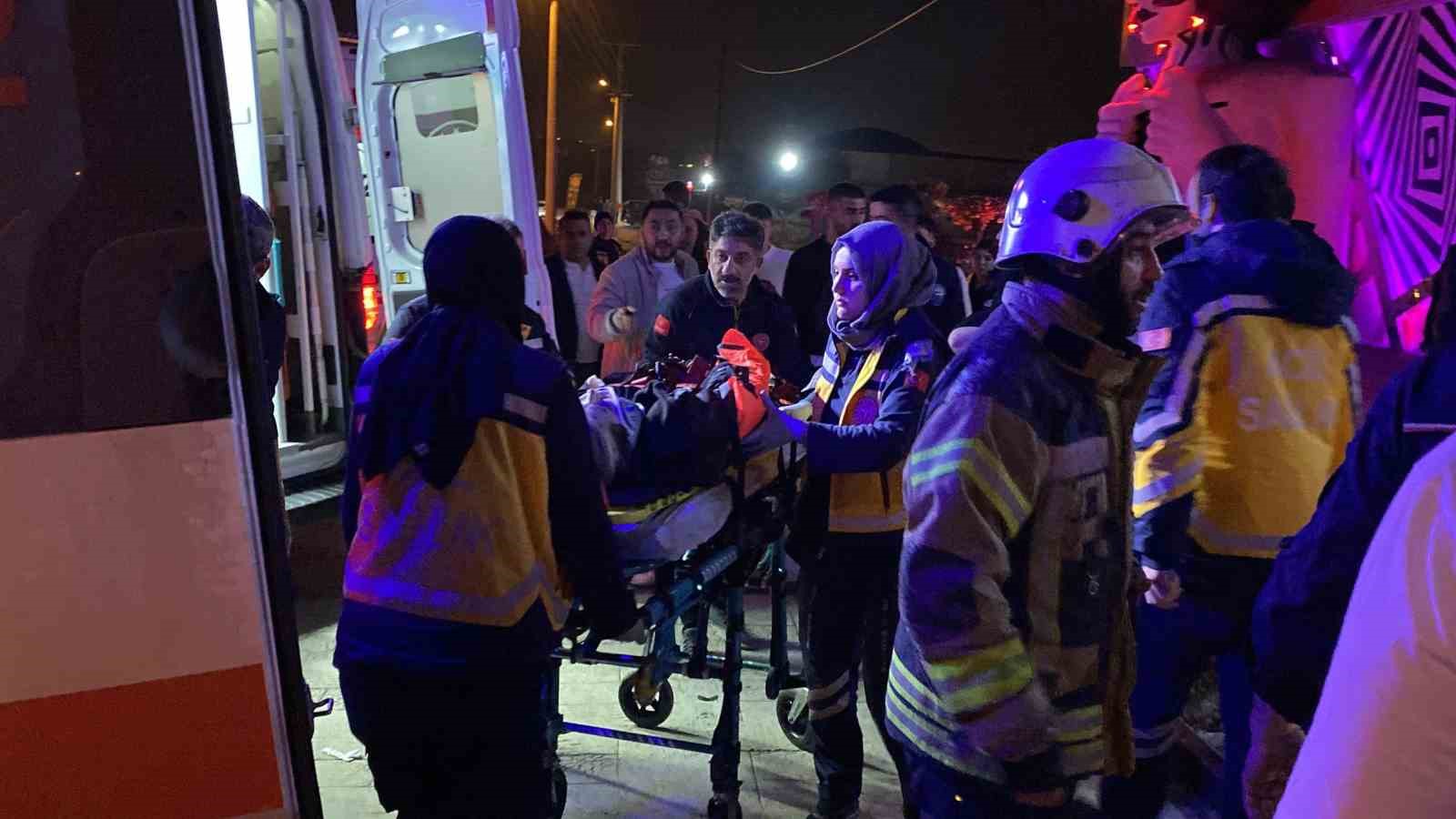 Kocaeli’de bisikletliye çarpmamak için manevra yapan otomobil direğe çarptı: 5 yaralı 6 kocaelide bisikletliye carpmamak icin manevra yapan otomobil direge carpti 5 yarali 2 fb6QpvvZ