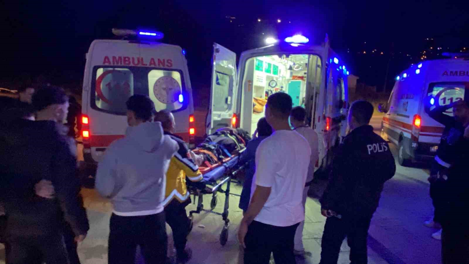 Kocaeli’de bisikletliye çarpmamak için manevra yapan otomobil direğe çarptı: 5 yaralı 7 kocaelide bisikletliye carpmamak icin manevra yapan otomobil direge carpti 5 yarali 3 1q8HJW5j