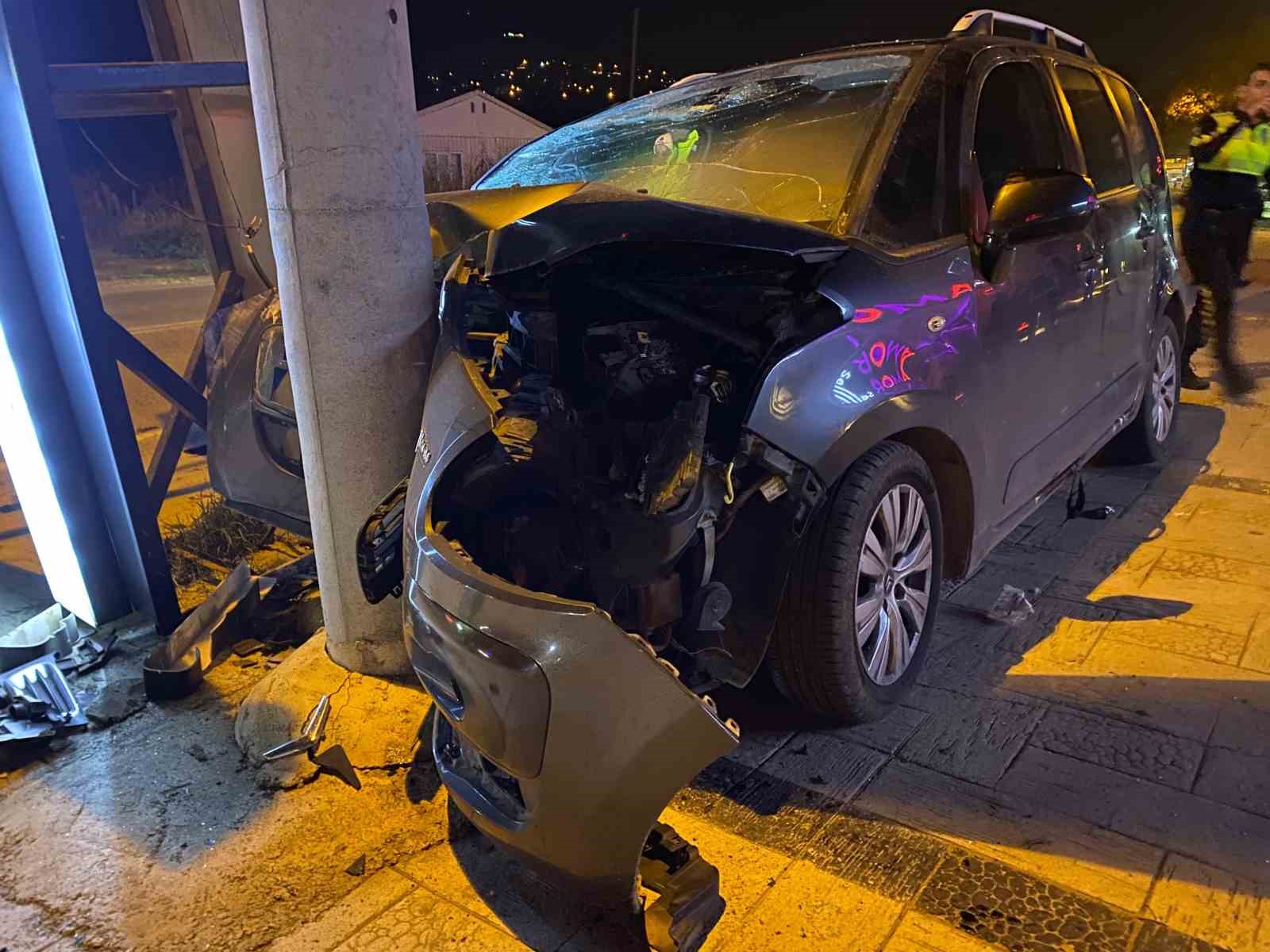 Kocaeli’de bisikletliye çarpmamak için manevra yapan otomobil direğe çarptı: 5 yaralı 8 kocaelide bisikletliye carpmamak icin manevra yapan otomobil direge carpti 5 yarali 4 UeXJUMBQ