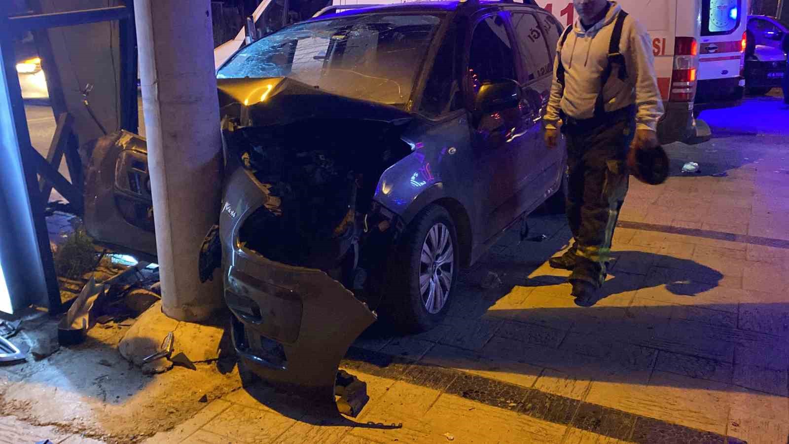 Kocaeli’de bisikletliye çarpmamak için manevra yapan otomobil direğe çarptı: 5 yaralı 9 kocaelide bisikletliye carpmamak icin manevra yapan otomobil direge carpti 5 yarali 5 cuQ53dFY