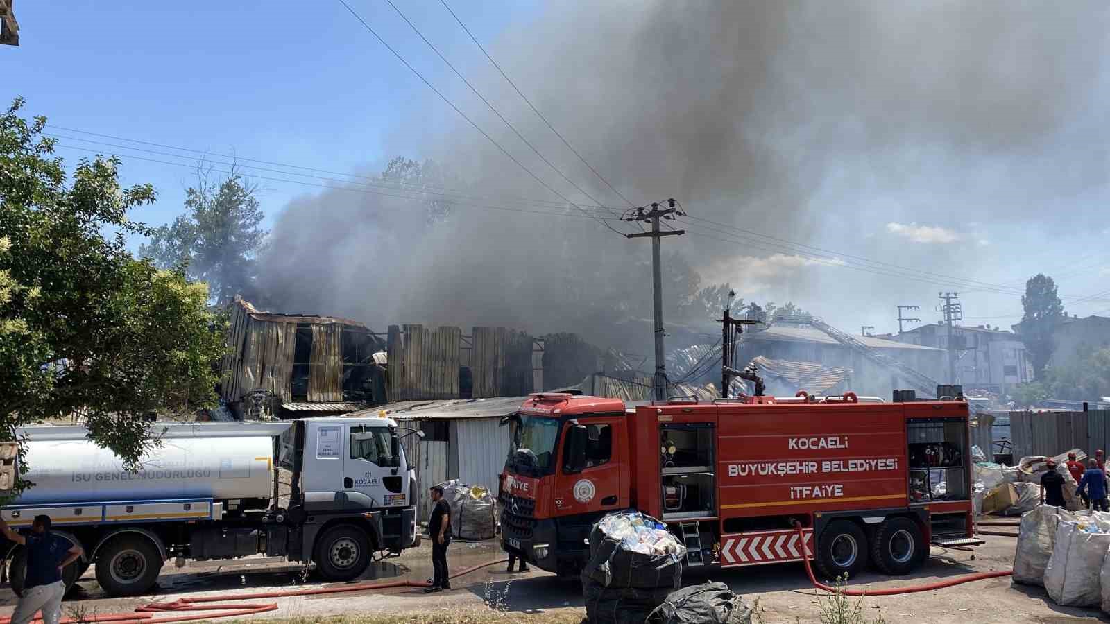 kocaelide boya fabrikasi alevlere teslim oldu 0