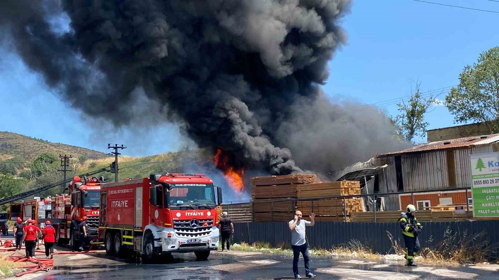 kocaelide boya fabrikasi alevlere teslim oldu 2 kpLZMWQg
