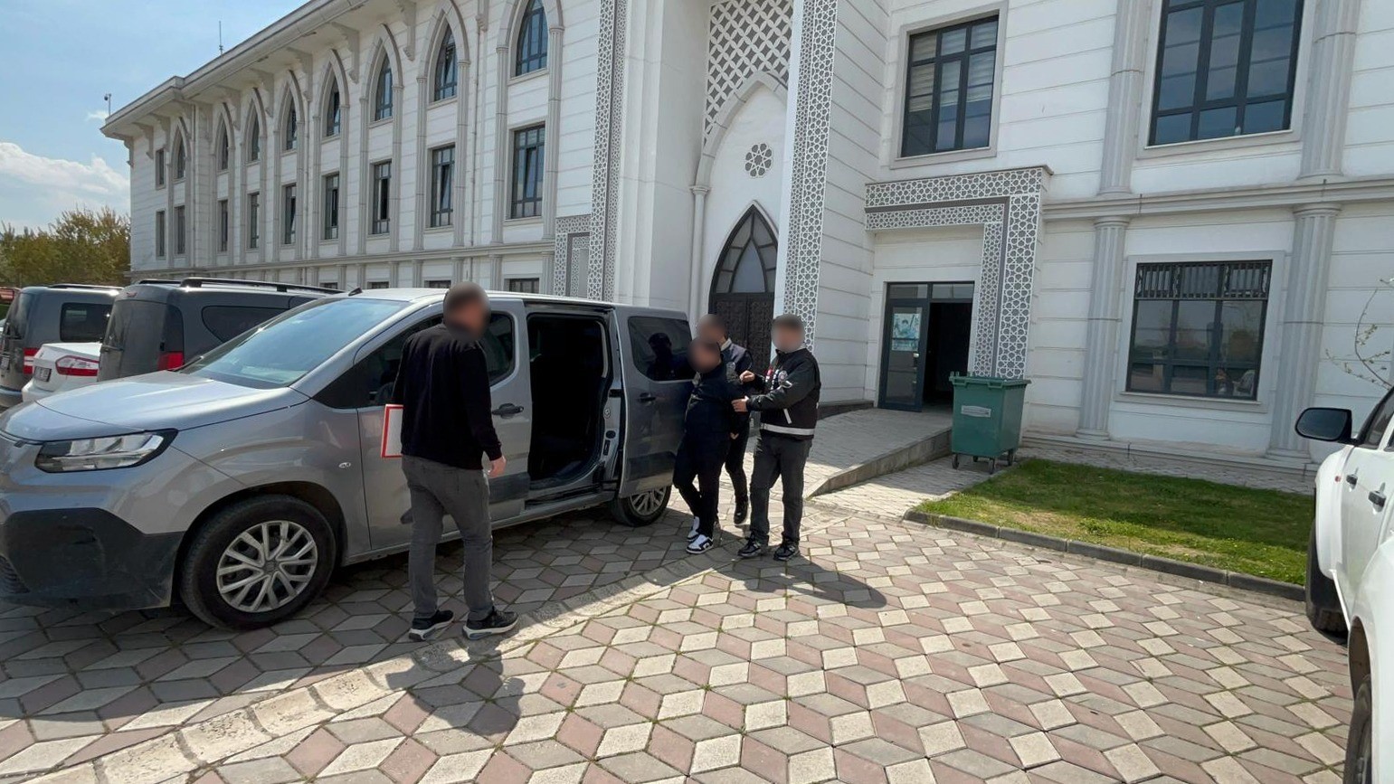 Kocaeli’de çaldığı araçla Manisa’ya kaçıp sahte kimlikle otelde konakladı 5 kocaelide caldigi aracla manisaya kacip sahte kimlikle otelde konakladi 1