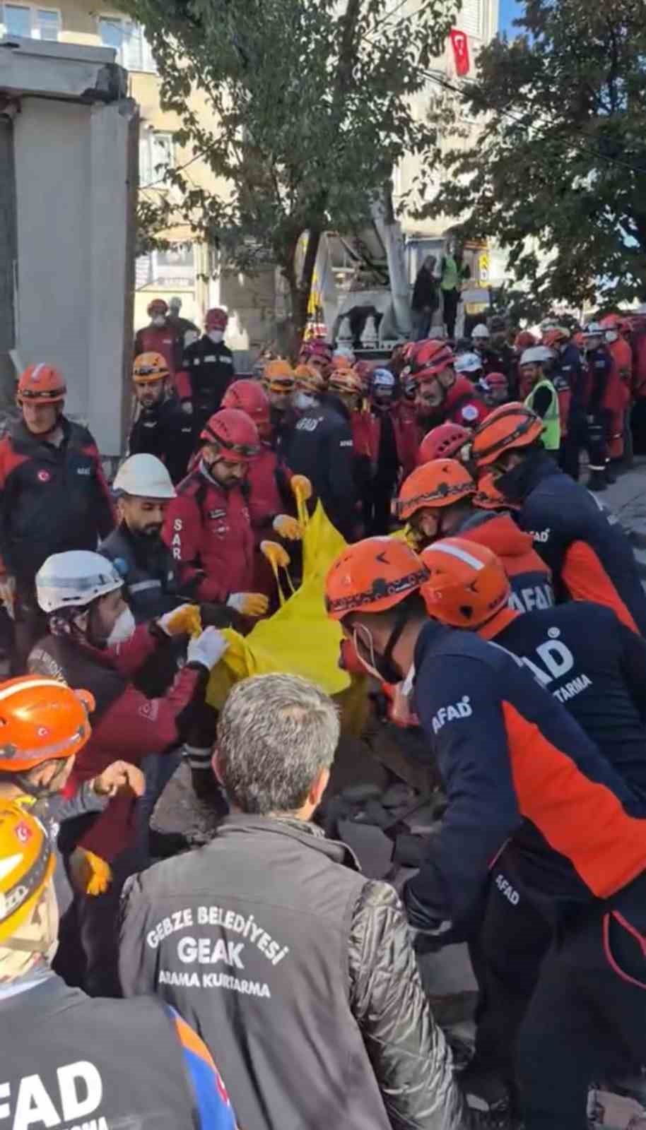 kocaelide coken binanin enkazindan 2 kisinin cansiz bedeni cikarildi 0 6Z4wek15