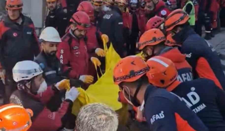 kocaelide-coken-binanin-enkazindan-2-kisinin-cansiz-bedeni-cikarildi-2cK5K4cu.jpg