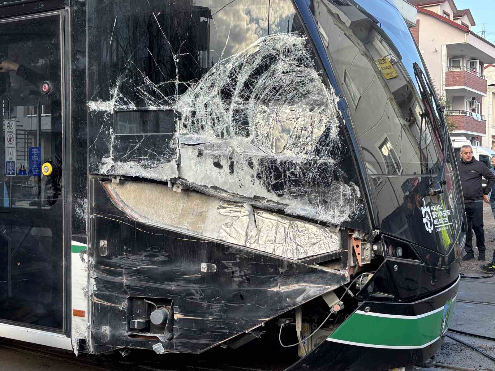 kocaelide cop kamyonu tramvaya carpti 3 yarali 0 fRjZkmDD
