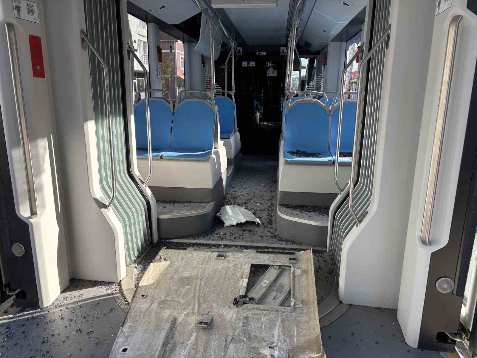 kocaelide cop kamyonu tramvaya carpti 3 yarali 2 IpIqfdVy