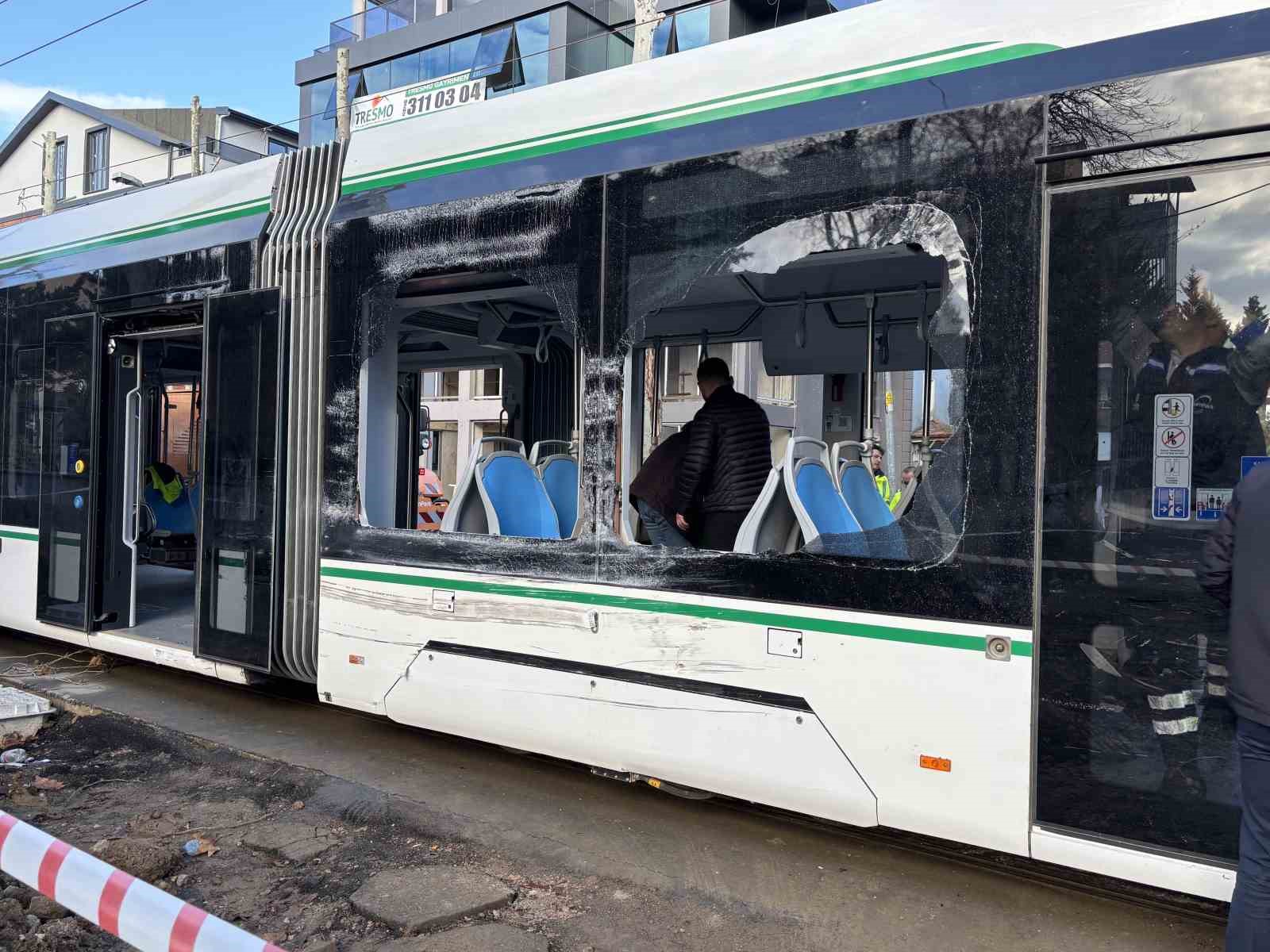 kocaelide cop kamyonu tramvaya carpti 3 yarali 3 Q4CNcSGt