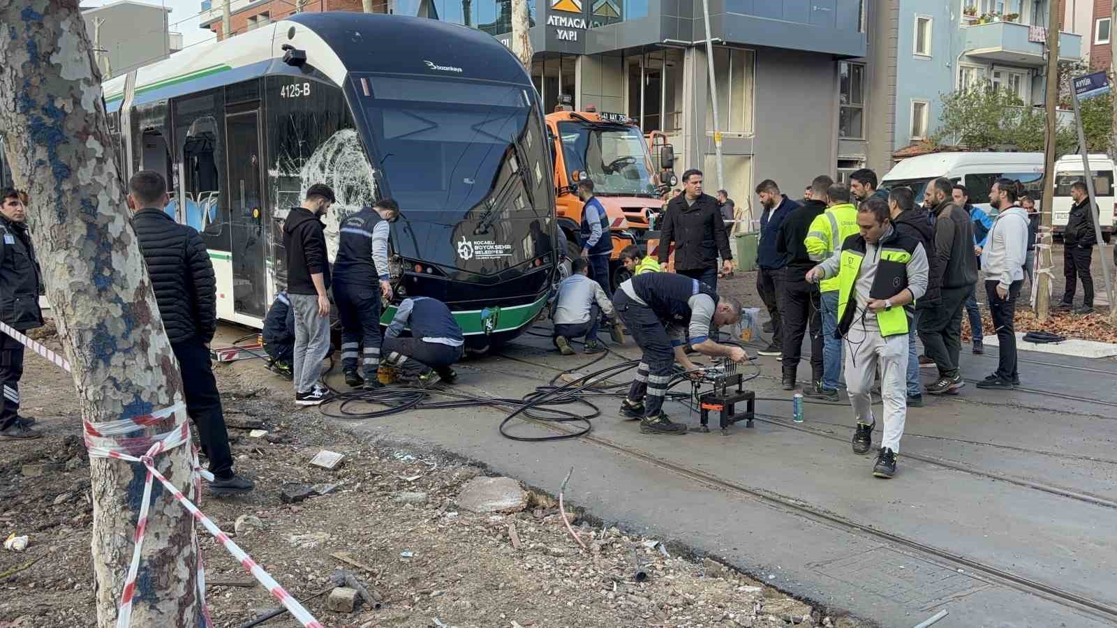 kocaelide cop kamyonu tramvaya carpti 3 yarali 5 JLmGjhbl