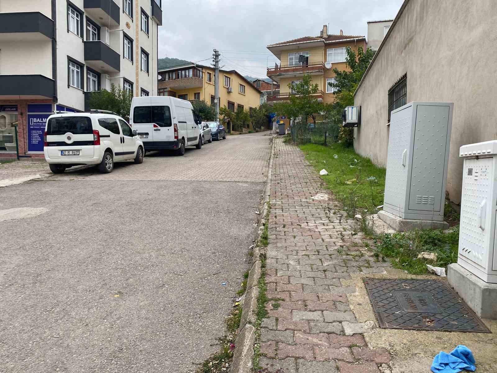 Kocaeli’de dehşet: Eşini boğazından bıçaklayarak ağır yaraladı 8 kocaelide dehset esini bogazindan bicaklayarak agir yaraladi 4 PWyHUKjY