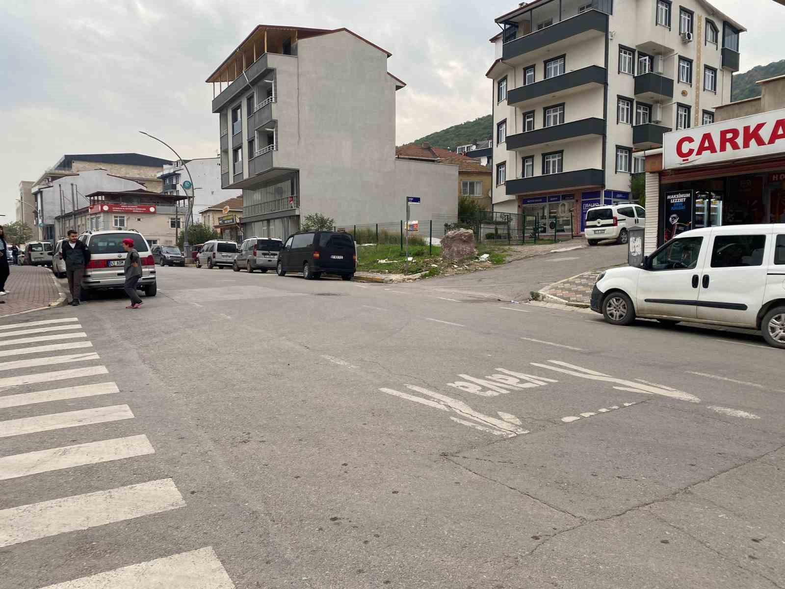 Kocaeli’de dehşet: Eşini boğazından bıçaklayarak ağır yaraladı 9 kocaelide dehset esini bogazindan bicaklayarak agir yaraladi 5 9rdNAFys