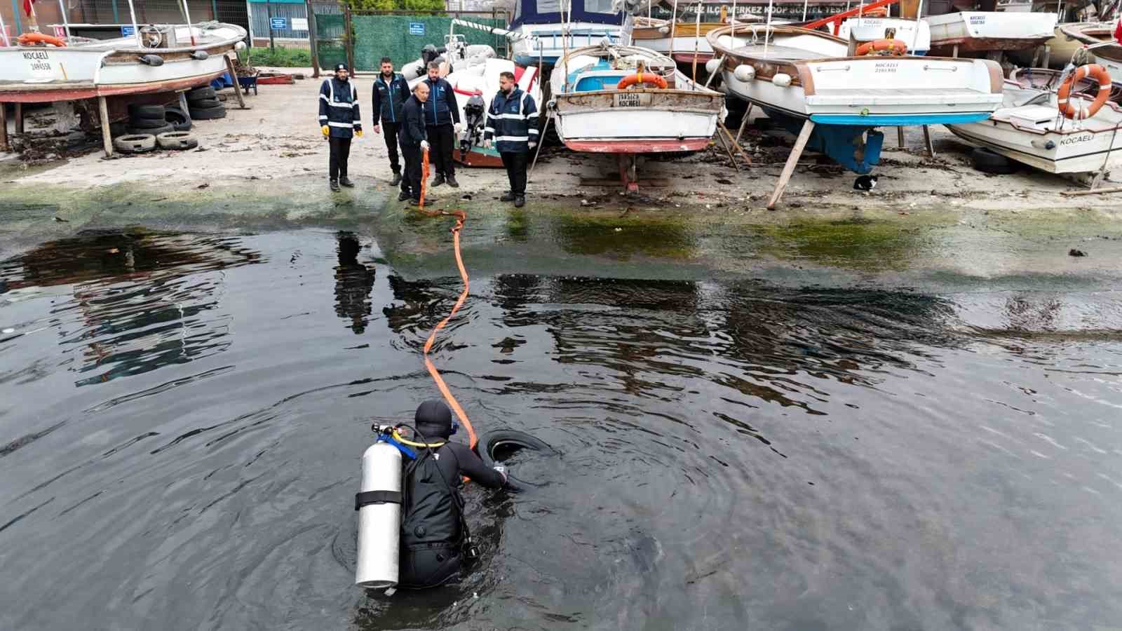 kocaelide deniz dibinden 50 lastik cikti 3 jtVMJsBg