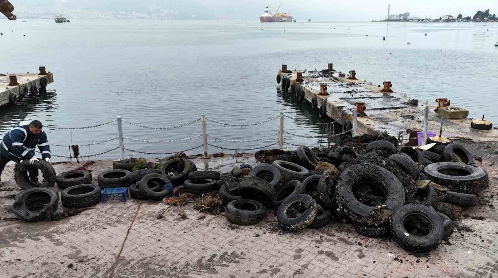 kocaelide deniz dibinden 50 lastik cikti 4 7clBKXlB