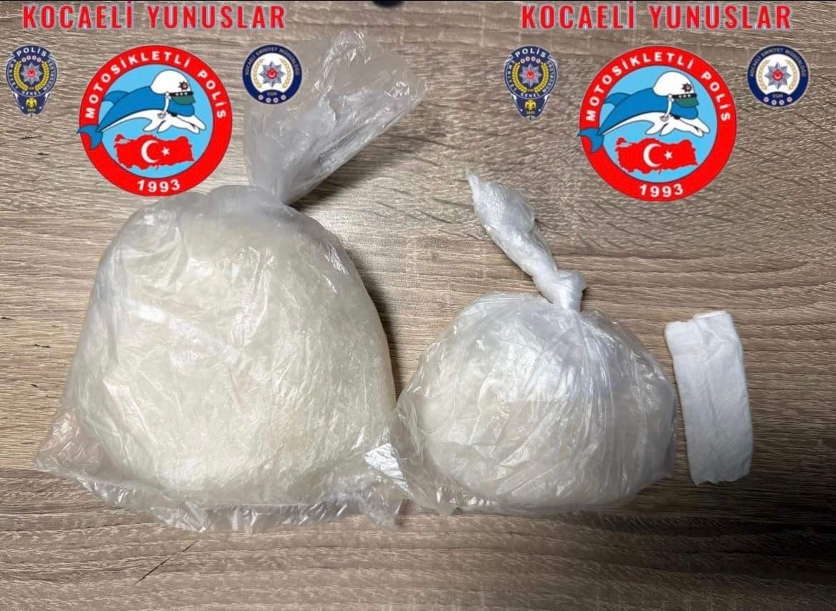 kocaelide durdurulan 4 supheliden yuklu miktarda uyusturucu cikti 0 rhjlYOGY