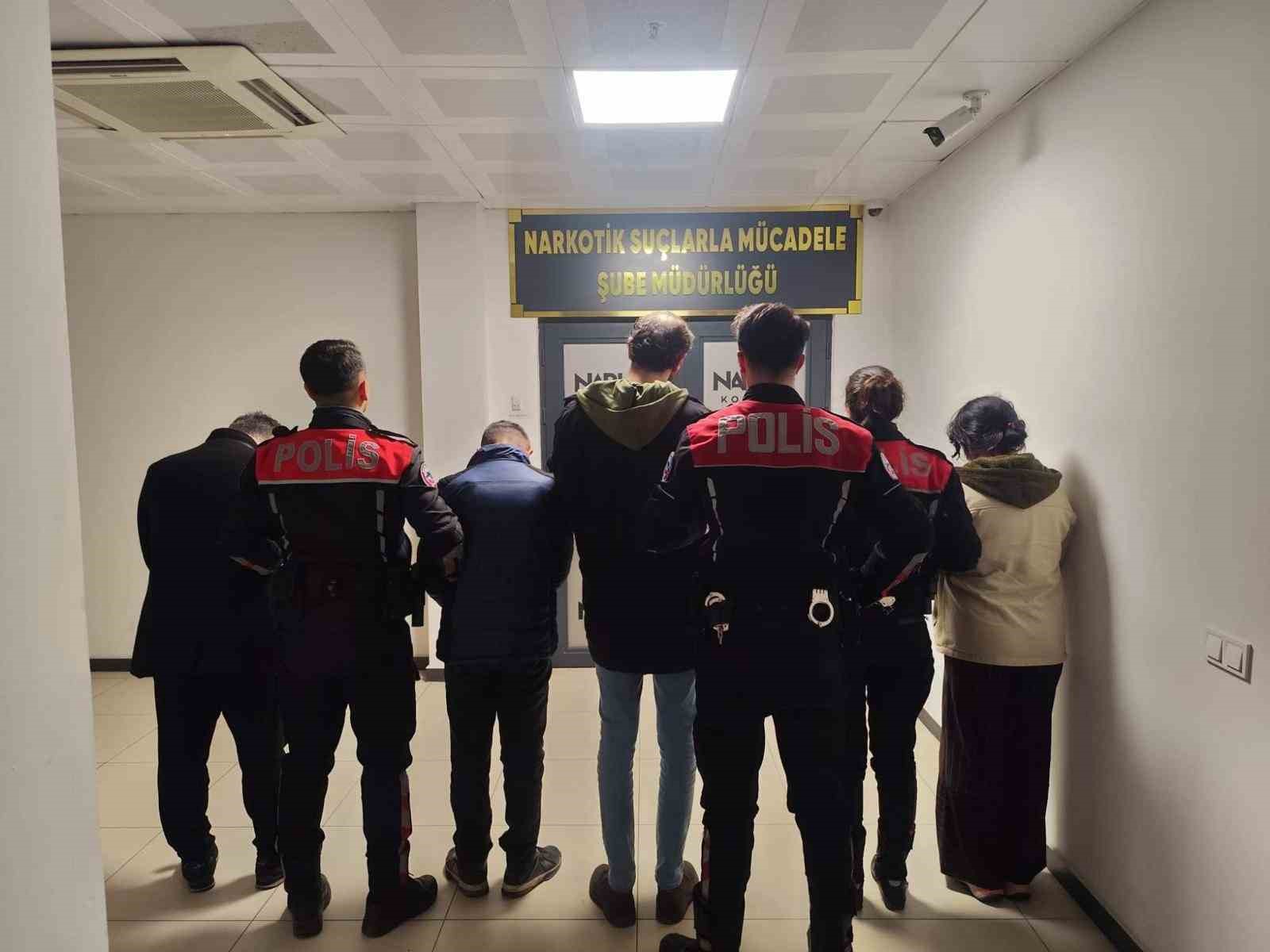 kocaelide durdurulan 4 supheliden yuklu miktarda uyusturucu cikti 1 HNMErUN3