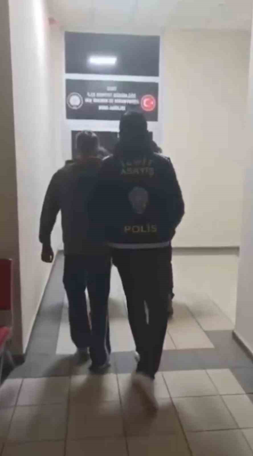 kocaelide duvarlara yasa disi bahis reklami yazan 2 supheli yakalandi 1 iXWiNEBy