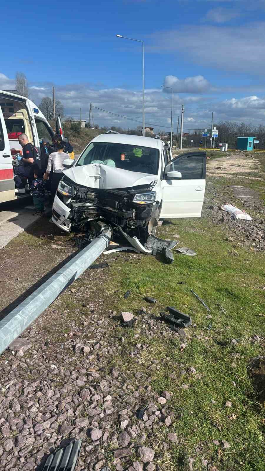 kocaelide elektrik diregine carpan otomobilin surucusu agir yaralandi 0 KXJwkDwu